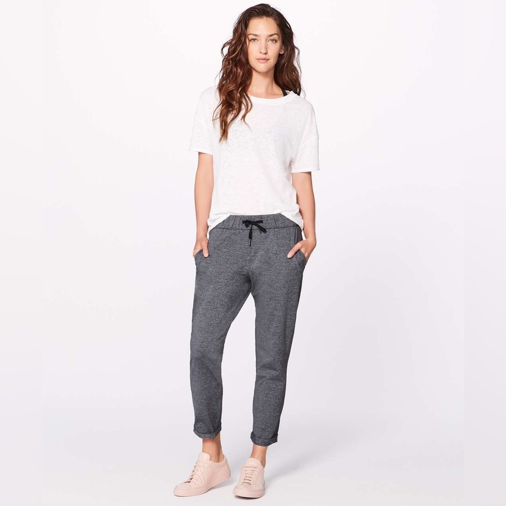 Lululemon On The Fly Pant in Heathered Black Size 12.